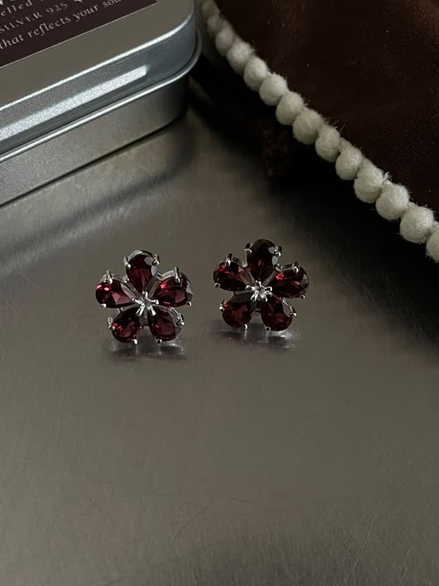 Garnet Cut Flower Daisy Studs